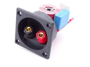 Fixé sur bornier encastrable avec bornes à vis rouge et noire