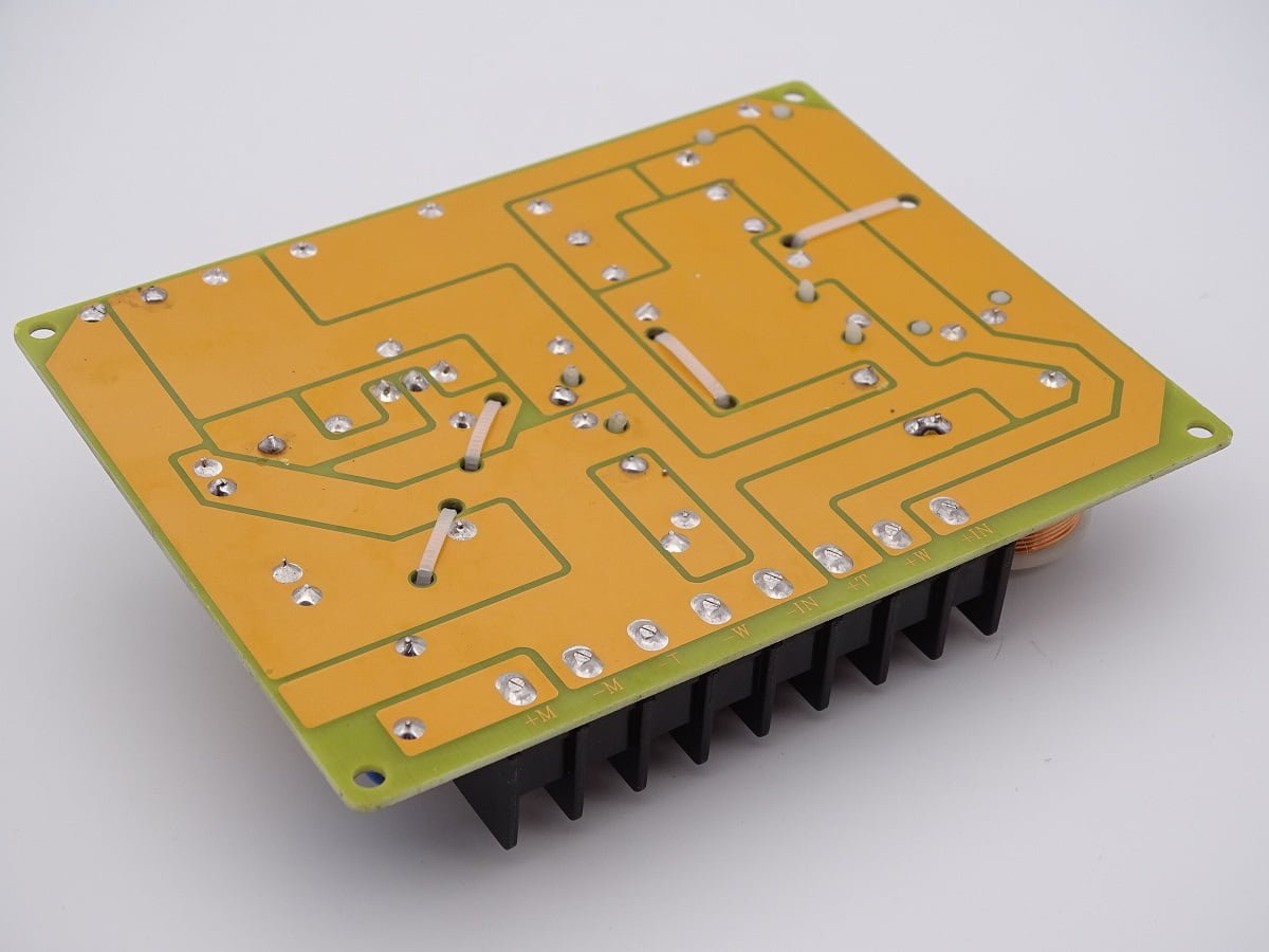 Filtre haut-parleur passif 3 voies 500Hz-5000Hz 8 ohms 250 watts 04 Filtre haut-parleur passif 3 voies 500Hz-5000Hz 4/8 ohms 250 watts