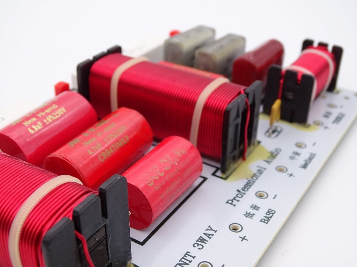 Filtre haut-parleur passif 3 voies 750Hz et3800Hz 8 ohms 350 watts 05 Filtre haut-parleur passif 3 voies 750Hz/3800Hz 4/8 ohms 350 watts