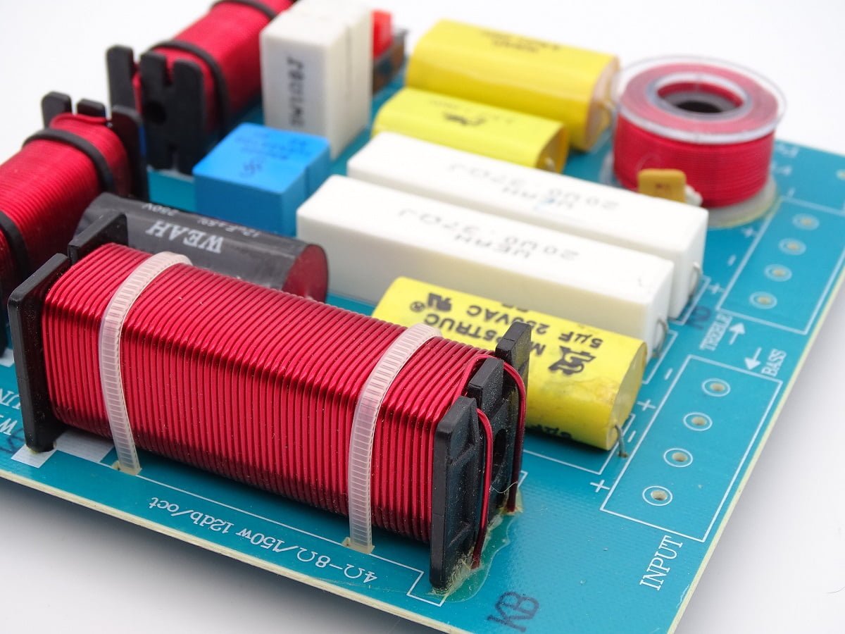 Filtre haut-parleur passif 3 voies 950 et 3500 Hz 4 a 8 ohms 150 watts 04 Filtre haut-parleur passif 3 voies 950 et 3500 Hz 4 a 8 ohms 150 watts