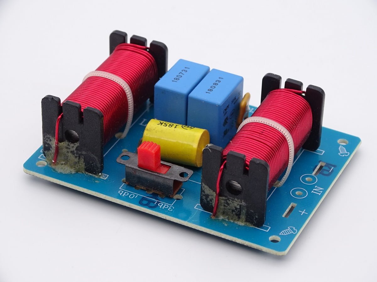 Filtre pour enceinte 100 watts impédance 8 Ohms équipée de deux boomers et un tweeter 01 Filtre pour enceinte 50/100 watts impédance 4/8 Ohms équipée de deux boomers et un tweeter