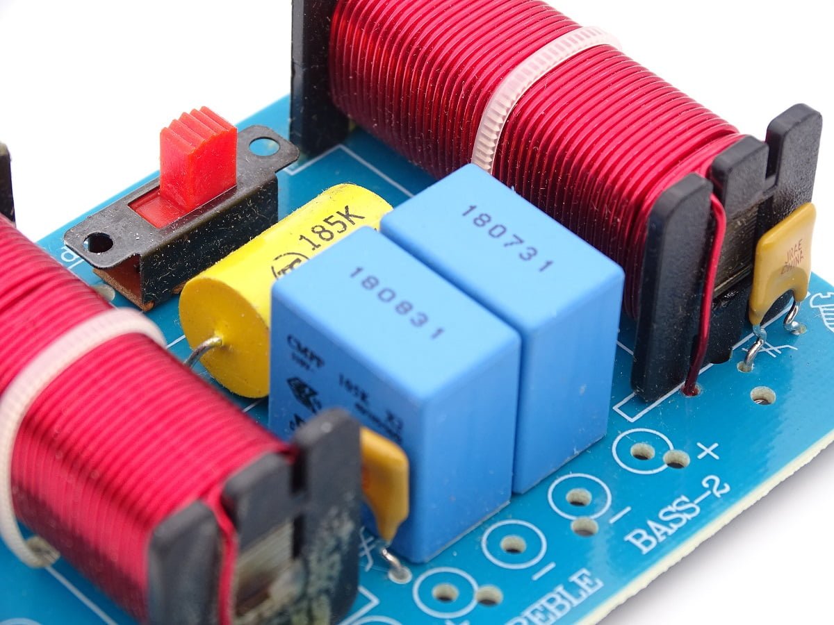 Filtre pour enceinte 100 watts impédance 8 Ohms équipée de deux boomers et un tweeter 03 Filtre pour enceinte 50/100 watts impédance 4/8 Ohms équipée de deux boomers et un tweeter