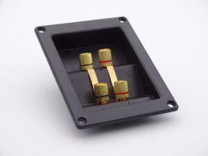 Bornier d’enceinte rectangulaire à encastrer contacts dorés double branchement pour bi-amplification