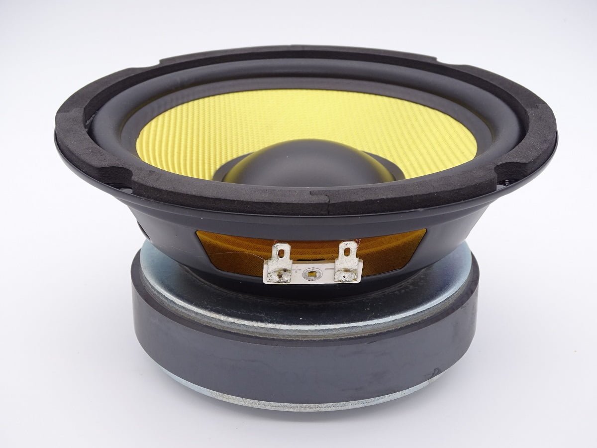 Haut-parleur subwoofer Hi-Fi 20,5 cm 250watts 8ohms 01 Ce haut-parleur dispose d’une forte acceptation des pics de puissance due à la construction particulièrement technique de sa bobine mobile. Son gros aimant très puissant allié à la membrane en Kevlar et à une bobine 4 couches offre un résultat acoustique étonnant : rapidité et précision dans toute la largeur du spectre couvert par le haut-parleur.