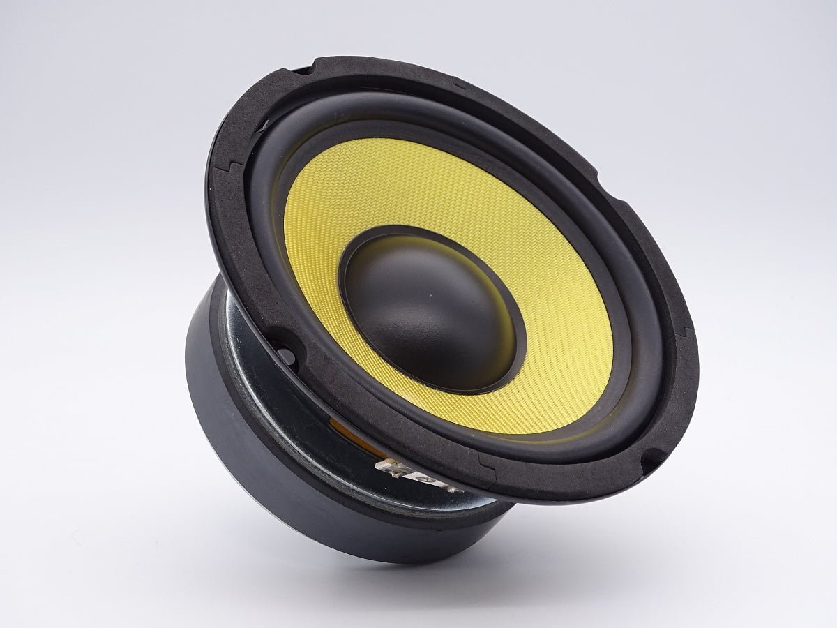 Haut-parleur subwoofer Hi-Fi 20,5 cm 250watts 8ohms 04 Ce haut-parleur dispose d’une forte acceptation des pics de puissance due à la construction particulièrement technique de sa bobine mobile. Son gros aimant très puissant allié à la membrane en Kevlar et à une bobine 4 couches offre un résultat acoustique étonnant : rapidité et précision dans toute la largeur du spectre couvert par le haut-parleur.
