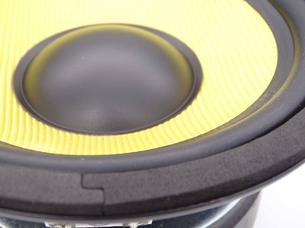 Haut-parleur subwoofer Hi-Fi 20,5 cm 250watts 8ohms 05 Ce haut-parleur dispose d’une forte acceptation des pics de puissance due à la construction particulièrement technique de sa bobine mobile. Son gros aimant très puissant allié à la membrane en Kevlar et à une bobine 4 couches offre un résultat acoustique étonnant : rapidité et précision dans toute la largeur du spectre couvert par le haut-parleur.