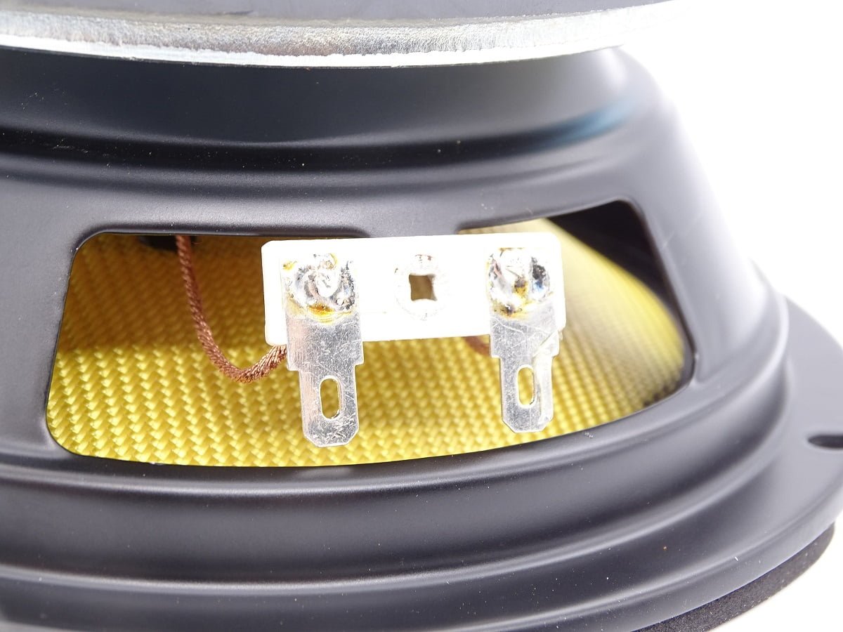 Haut-parleur subwoofer Hi-Fi 20,5 cm 250watts 8ohms 08 Ce haut-parleur dispose d’une forte acceptation des pics de puissance due à la construction particulièrement technique de sa bobine mobile. Son gros aimant très puissant allié à la membrane en Kevlar et à une bobine 4 couches offre un résultat acoustique étonnant : rapidité et précision dans toute la largeur du spectre couvert par le haut-parleur.