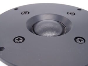 Tweeter Hi-Fi à dôme soie de 25,4 mm de diamètre. Un gros aimant ferrite associé à un diaphragme à dôme soie très léger, procure une excellente finesse des aiguës.